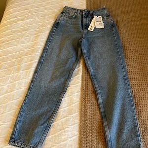 Zara Mom Fit Jeans Size 00. Never been worn.